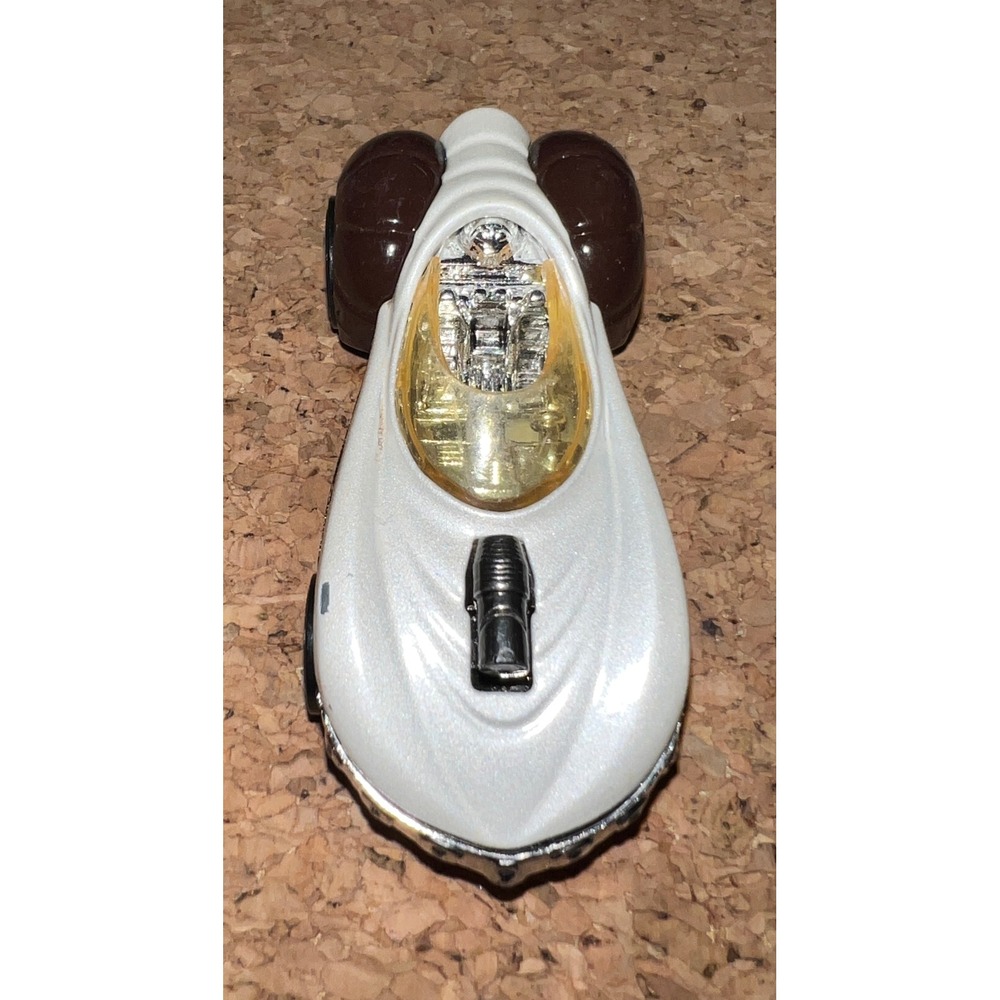 Hot Wheels Star Wars Leia Character Car 1:64 White Brown 2016 Good CLR70 Diecast